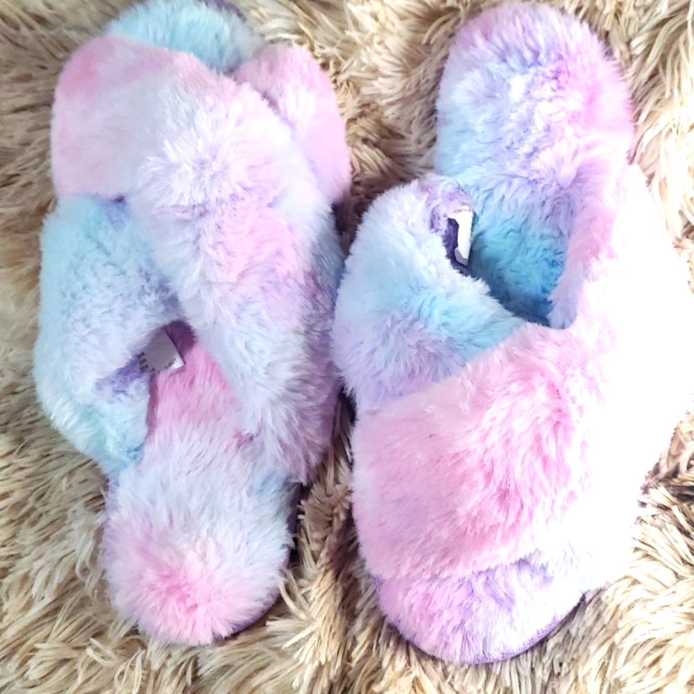 Wonder Nation fluffy slippers  woman's size 6 very soft Brand new No tags